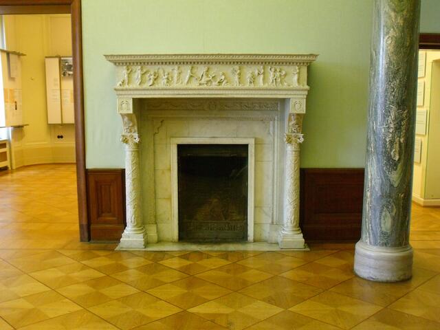 Eingangsbereich mit Kamin