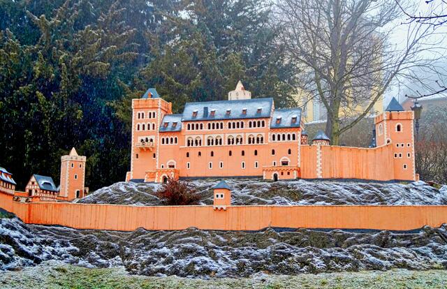 Die Burg Anhalt im Selketal. Das Modell befindet sich unterhalb des Ballenstedter Schlosses, der ehemalige Residenz der Fürsten von Anhalt.