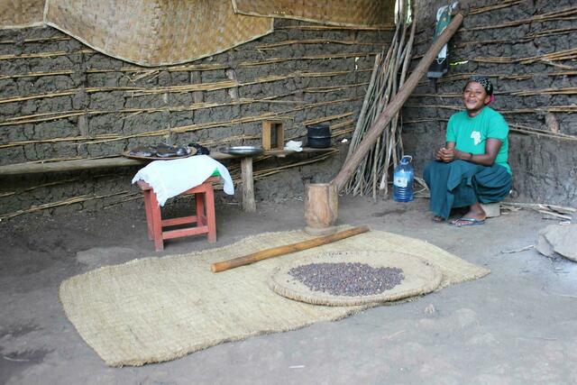 Kaffeerösterin zeigt uns die einzelnen Schritte der Produktion.