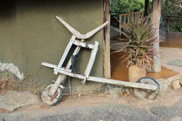 Holzroller für Kinder - ein beliebtes Spielzeug in Uganda