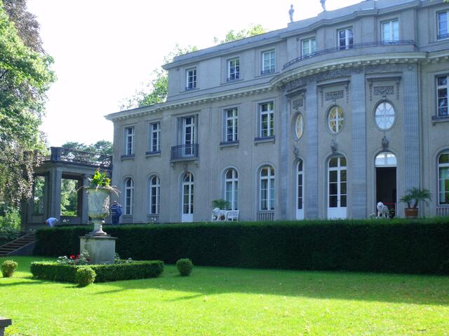 Rückansicht, von der Parkanlage aus aufgenommen