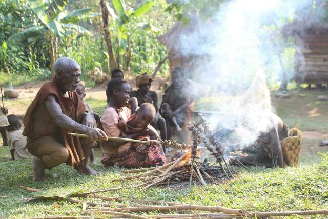 Zu besonderen Anlässen grillen die Batwa Fleisch.