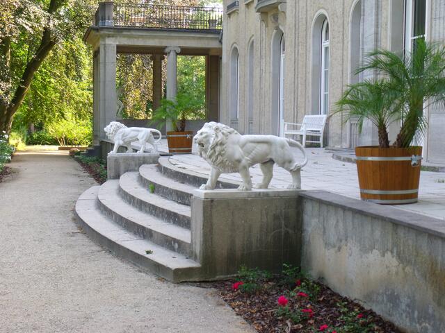 Terrasse mit Löwenstatuen. Der geschichtsträchtige Ort wird gut gepflegt. Da der Eintritt frei ist, befindet sich in Foyer eine Spendenbox, wer möchte, kann dort einen kleinen Obolus einwerfen.