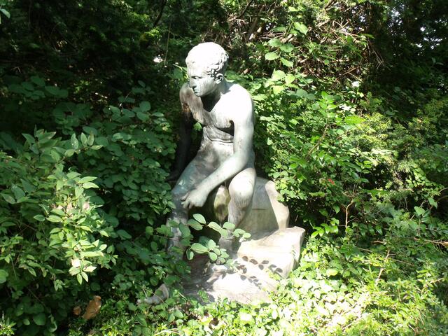 Skulptur im Villengarten Marlier