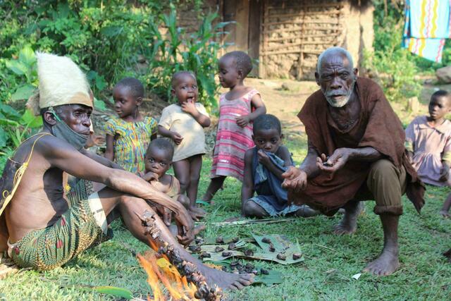 Zuerst bekommen die Kinder ein Stück.