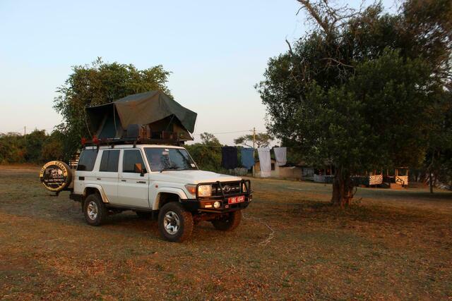 Jeep mit Safari-Zelt auf dem Dach