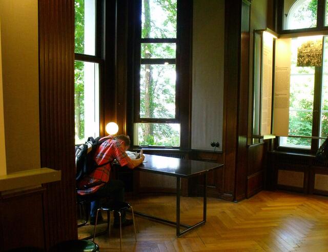Die Gedenkstätte dokumentiert die Wannsee-Konferenz und setzt sich mit Ausstellungen, Bildungsangeboten und einer Bibliothek mit dem Holocaust auseinander. In Ruheecken kann man Dokumente einsehen und nachschlagen.