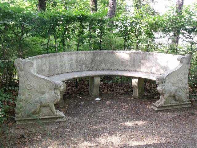 Villengarten, eine steinerne Rundbank