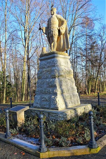 Denkmal Albrecht der Bär im Stadtpark. Albrecht der Bär (1100 - 1170) schaut direkt auf das jetzige Schloss Ballenstedt.