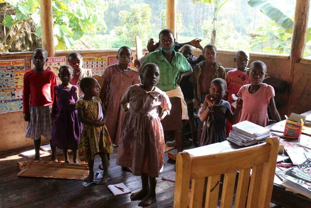 Batwa-Kinder lernen englische Lieder