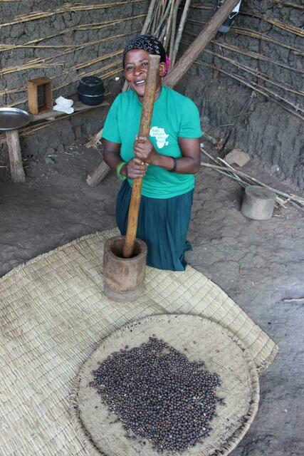 Mit dem Mörser wird zerkleinert.