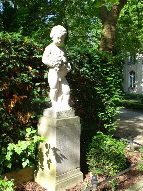 Skulptur im Villengarten Marlier