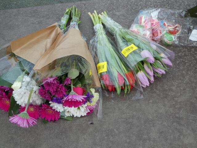 Blumen für Frau Schwesig und Bürgermeister Badenschier! Wurden zwar ausgerufen, kamen aber nicht um die Blumen in Empfang zu nehmen...