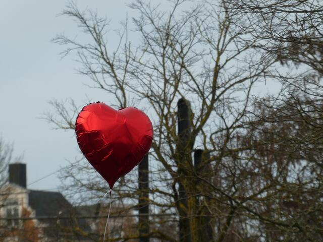 Vorsicht vor dem roter Luftballon