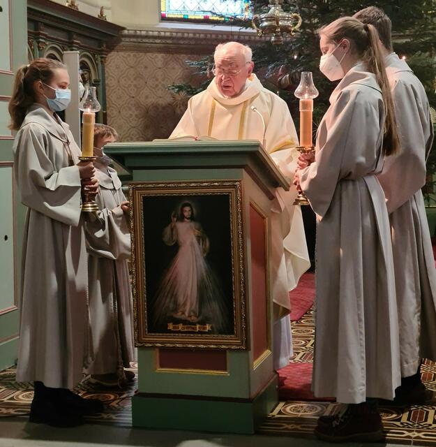 Ruhestandspfarrer Hans Schall verkündet das Hl. Evangelium