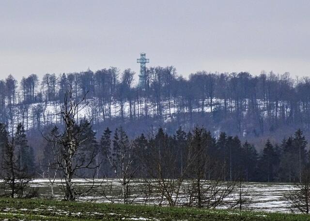 Blick auf den ca. 4 km entfernten Auerberg mit dem Josephskreuz