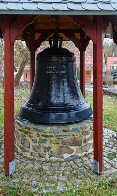 eine alte ausgediente Glocke aus Stahl.