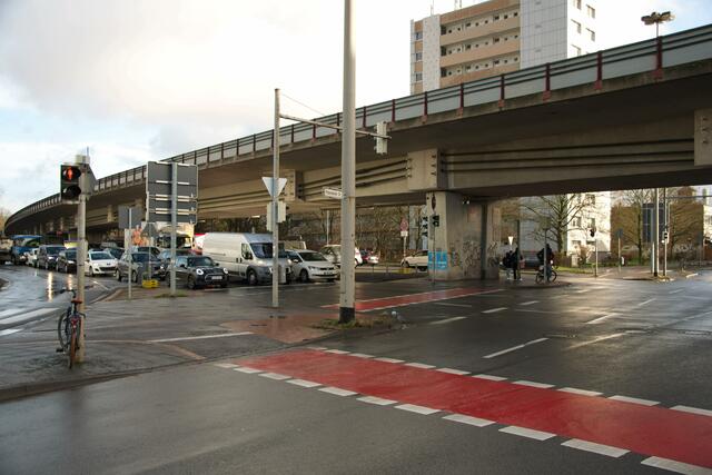 Hier entlang? Hier gibt es es erst einmal Ampelsignale für Radfahrer. ...