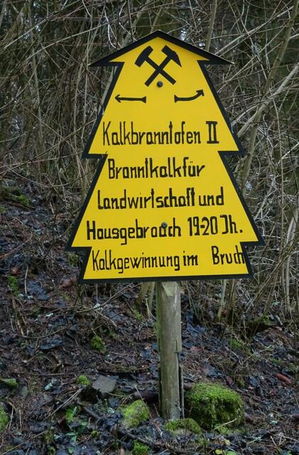 in dem Kalkofen wurde Kalkstein (Calciumkarbonat) durch erhitzen auf ca. 1000 ° Celsius Branntkalk (Calciumoxyd) gewonnen. Vor der Verwendung als Mauermörtel musste er noch gelöscht werden.