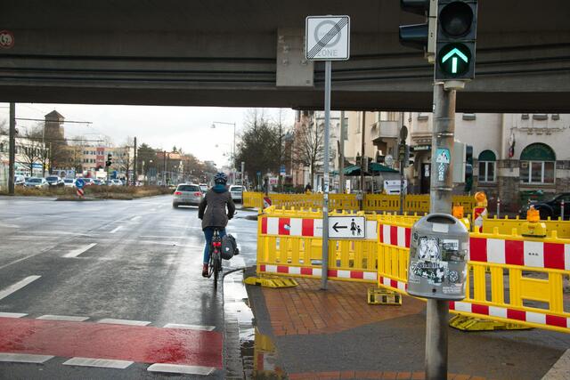 ... oder doch weiter auf der Fahrbahn? ... Für Fußgänger gibt es hier allemal einen Hinweis, was aber mit Radlern?