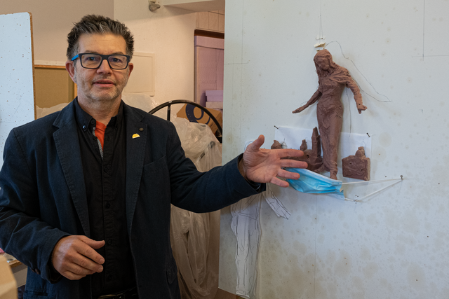Die hl. Corona, Schutzpatronin gegen Seuchen, wird ab Mai 2022 in der Friedberger Stadtpfarrkirche St. Jakob an die schweren Zeiten der Pandemie erinnern. Bildhauermeister Wolfgang Auer vor den ersten Modellen der Heiligenfigur in seinem Atelier