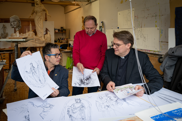 Die hl. Corona, Schutzpatronin gegen Seuchen, wird ab Mai 2022 in der Friedberger Stadtpfarrkirche St. Jakob an die schweren Zeiten der Pandemie erinnern. Im Bild v.l.: Wolfgang Auer, Franz Reißner und Steffen Brühl bei der Planung