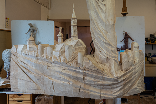 Die hl. Corona, Schutzpatronin gegen Seuchen, wird ab Mai 2022 in der Friedberger Stadtpfarrkirche St. Jakob an die schweren Zeiten der Pandemie erinnern. Bildhauermeister Wolfgang Auer gibt uns in seinem Atelier Einblicke in seine Arbeit