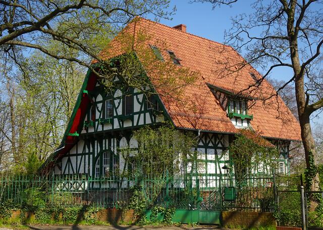 Villa Langenscheidt. Landhaus des Verlegers Carl Langenscheidt, Colonierstr. 1/2; Carl Langenscheidt, Sohn des Verlagsgründers Gustav Langenscheidt ließ sich 1899 ein Landhaus in Fachwerkbauweise von Bodo Ebhardt errichten. 1901 kam ein Stallgebäude mit Kutscher- und Bedienstetenwohnung hinzu. Das Anwesen befindet sich noch in Familienbesitz.