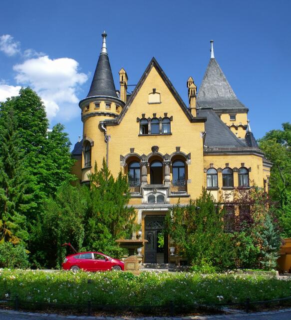Die Villa „Herz“ am Großen Wannsee 52-54 wurde 1891/92 von Wilhelm Martens erbaut und ursprünglich von Kommerzienrat Paul Herz und seiner Frau Ida als Sommerwohnsitz genutzt, ab 1926 vom  Schokoladenfabrikanten Nelson Faßbender. Die Villa wurde nach Kriegsende geplündert, heute befindet sie sich in Privatbesitz und war bereits häufiger Drehort von Filmen z.B. "Didi und die Rache der Enterbten" mit Dieter Hallervorden und der Edgar-Wallace-Film "Die Gruft mit dem Rätselschloss".