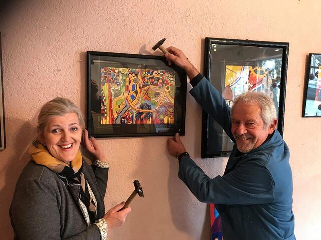 Friedberger Adventshaus - Der künstler Peter Grabler bietet seine Werke an. Ulrike Sasse-Feile unterstützt Grabler bei der Einrichtung der Ausstellung