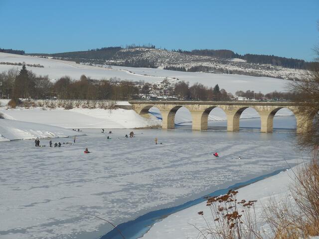 Bevor es endgültig nach Hause ging, habe ich noch einen kurzen Abstecher zur "Stormbrucher Brücke" (auf der hessischen Seite des Diemelsees) gemacht.