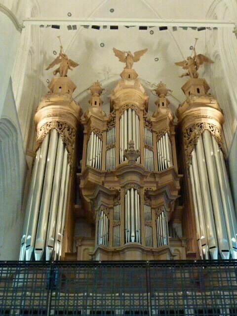Die Orgel aus der Zeit Arp Schnitgers wurde 1943 weitgehend zerstört und 2009-2013 rekonstruiert - Orgelprospekt mit drei Posaunenengeln.