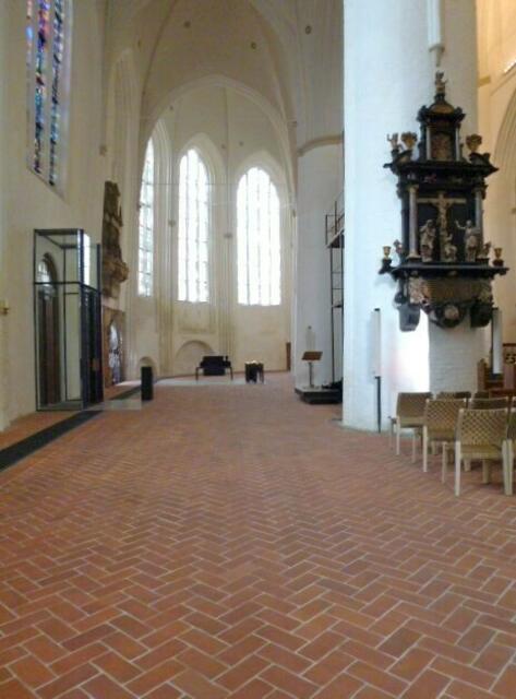 Blick in das linke Seitenschiff
