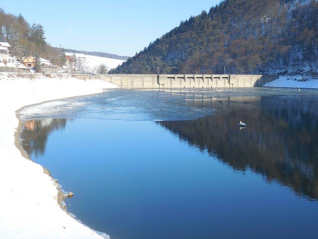 Die Staumauer des Diemelsees befindet sich auf der nordrhein-westfälischen Seite und ich fahre gleich über die Staumauer (am re. Bildrand aus dem Bild) und mache mich auf den Heimweg.