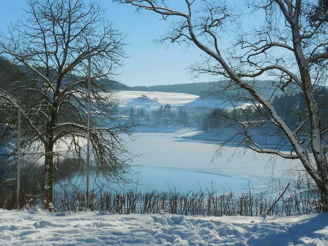 Wir befinden uns auf der nordrhein-westfälischen Seite des Diemelsees und blicken in Richtung Heringhausen auf der hessischen Seite (Waldeck-Frankenberg).