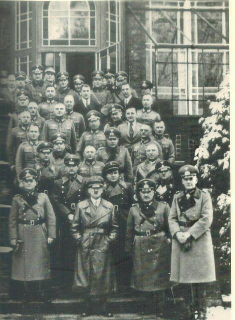 Von Braun (ganz oben vor dem Eingang zum Offizierskasino) sah Hitler zum 2. Mal Anfang 1934 in Kummersdorf. Hinter Hitler stehen Rudolf Hess und Martin Bormann | Foto: Wolfgang Fleischer, Freital