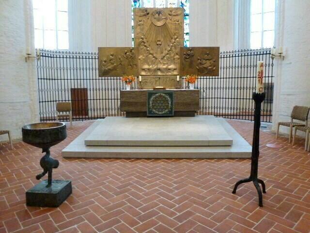 Blick auf den Altar und Taufbecken