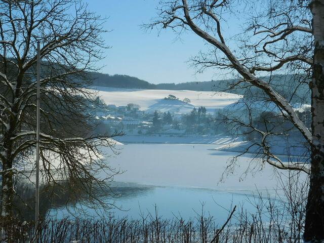 Blick auf Heringhausen auf der hessischen Seite des Diemelsees.