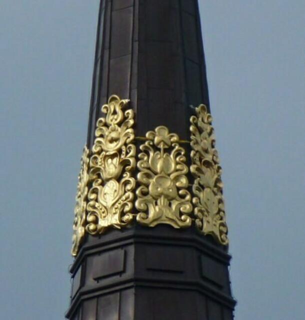 Die goldene Krone der Heiligen Katharina auf der Turmspitze der Katharinen-Kirche.