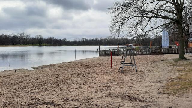 Ideales Nah-Erholungsgebiet: Der "Silbersee" in Langenhagen. "Nah" heißt, dass er für viele gut zu Fuß / mit dem Rad erreichbar ist. Dar ADFC Langenhagen appelliert daher an die Besucher:innen, selber zu entscheiden, wie der Weg dorthin genommen wird: ZU Fuß, per Rad, oder mit dem Auto auf einen der zusätzlich gerade gebauten 36 Parkplätze.