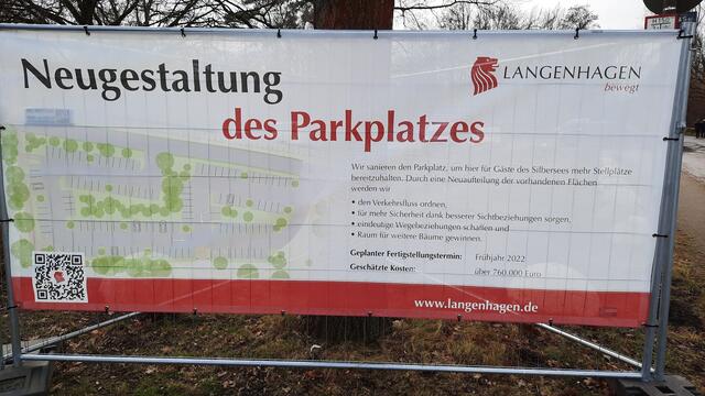 Infos zum Umbau / zur Erweiterung des Parkplatzes um 40 % / 36 zusätzliche Parkplätze: Auf dem Bauschild steht, dass Platz für neue Bäume entsteht: In der HAZ vom 22.1.2022 steht auch, dass für dies Vorhaben Bäume gefällt wurden. Zum Bericht bei HAZ+: https://www.haz.de/Umland/Langenhagen/Langenhagen-Parkplatz-am-Silbersee-wird-saniert-Bauarbeiten-sind-im-Gange