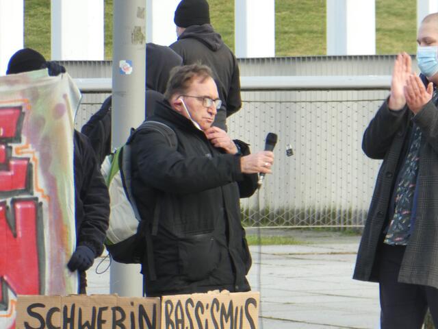 Hier ein Gegendemonstrant
