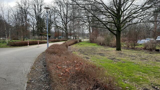 Großzügiger Zugangsbereich zum Silbersee, von der Fußgänger- und Radfahrerampel an der Bothfelder Straße, vorbei am Minigolfplatz.