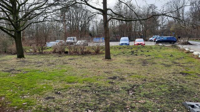 Der jetzige Parkplatz wird umgebaut und um 40 % ( = + 36 Parkplätze ) erweitert. Auswirkung auf dem Umweltschutz und die Klimafolgenanpassung laut Beschluss der Politik: "Positiv". Link zum Beschluss aus dem Herbst 2020: https://ris.langenhagen.de/bi/vo020.asp?VOLFDNR=1003310#searchword