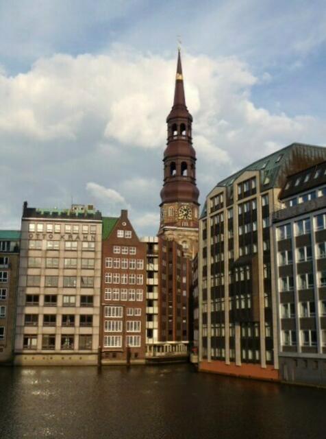 Blick auf St. Katharinen vom Nikolaifleet aus