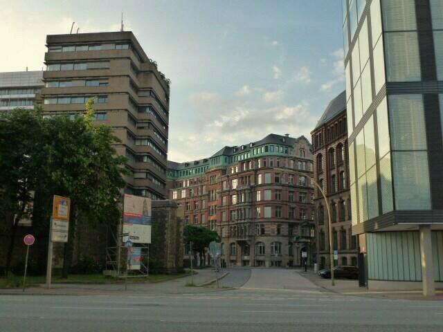 An der Willi-Brandt-Straße mit Blick in die Straße Neue Burg und die Gebäude Laeiszhof rechts und mittig Globushof / Allianzhaus
