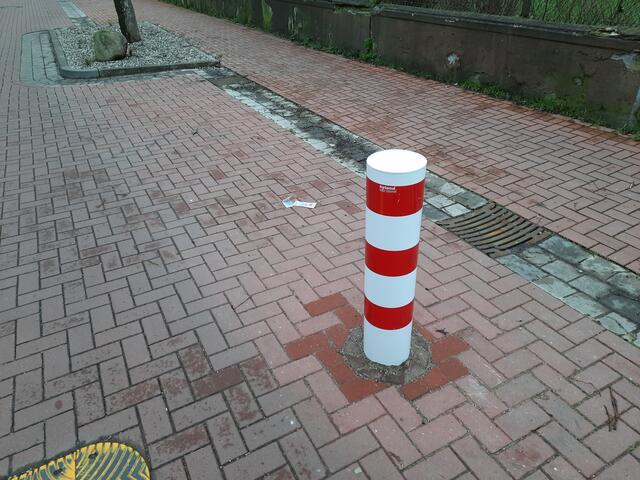 Kfz-Fahrer:innen haben den anfangs vorhandenen dünneren Poller (siehe Bild 1) in der Spielstraße Sonnenweg in Wiesenau wurde - trotz vorgeschriebener Schrittgeschwindigkeit - mehrfach umgefahren: Nun hat die Stadt Langenhagen DIESEN recht stabilen Poller zu Beginn des Jahres 2022 aufgestellt: Wir bleiben dran!!! - Bild: http://www.ADFC-Langenhagen.de