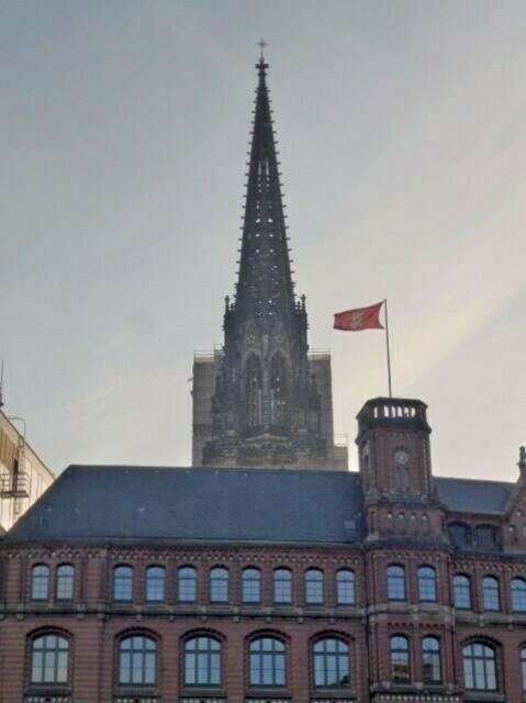 Blick über den Laeiszhof auf den Nikolaiturm