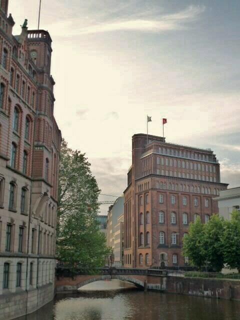 Blick auf die Trostbrücke - links der Laeiszhof - rechts das Haus der Patriotischen Gesellschaft