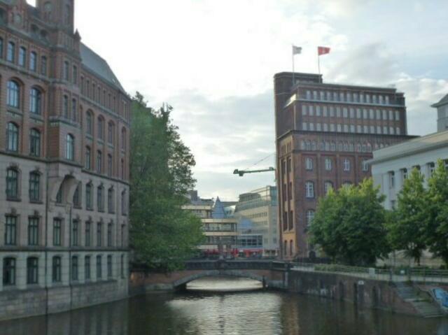 Blick auf die Trostbrücke - links davor das Laeiszhof -rechts das Haus der Patriotischen Gesellschaft